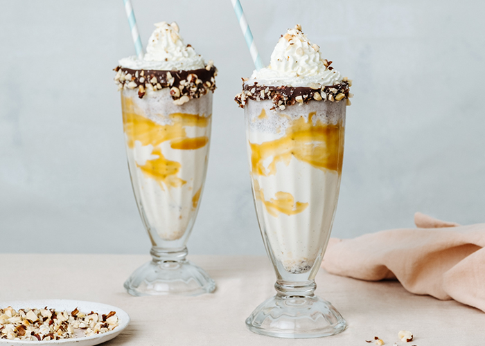 Schokoladenmilchshake mit gerösteten Nüssen und Karamellsauce