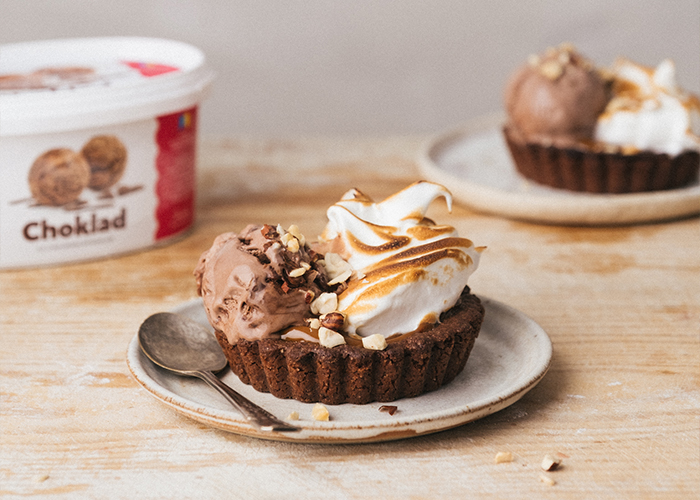 Schokoladentarte mit Schokoladeneis und flambiertem Baiser